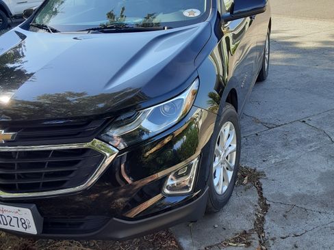 Used 2018 Chevrolet Equinox LT image 2