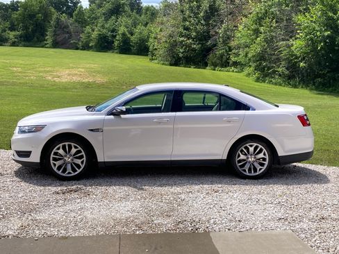 Used 2018 Ford Taurus Limited w/ Driver Assist Package FWD image 2