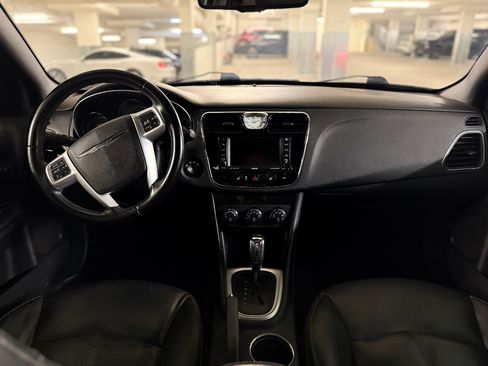 Used 2011 Chrysler 200 Limited image 2