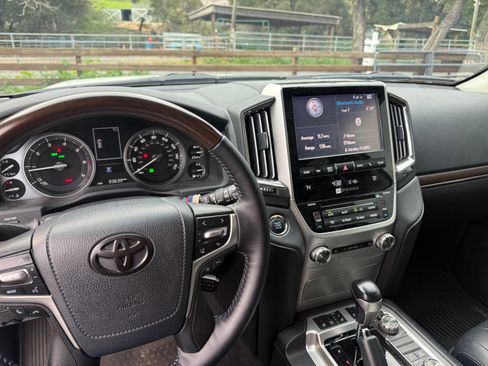 Used 2017 Toyota Land Cruiser image 8