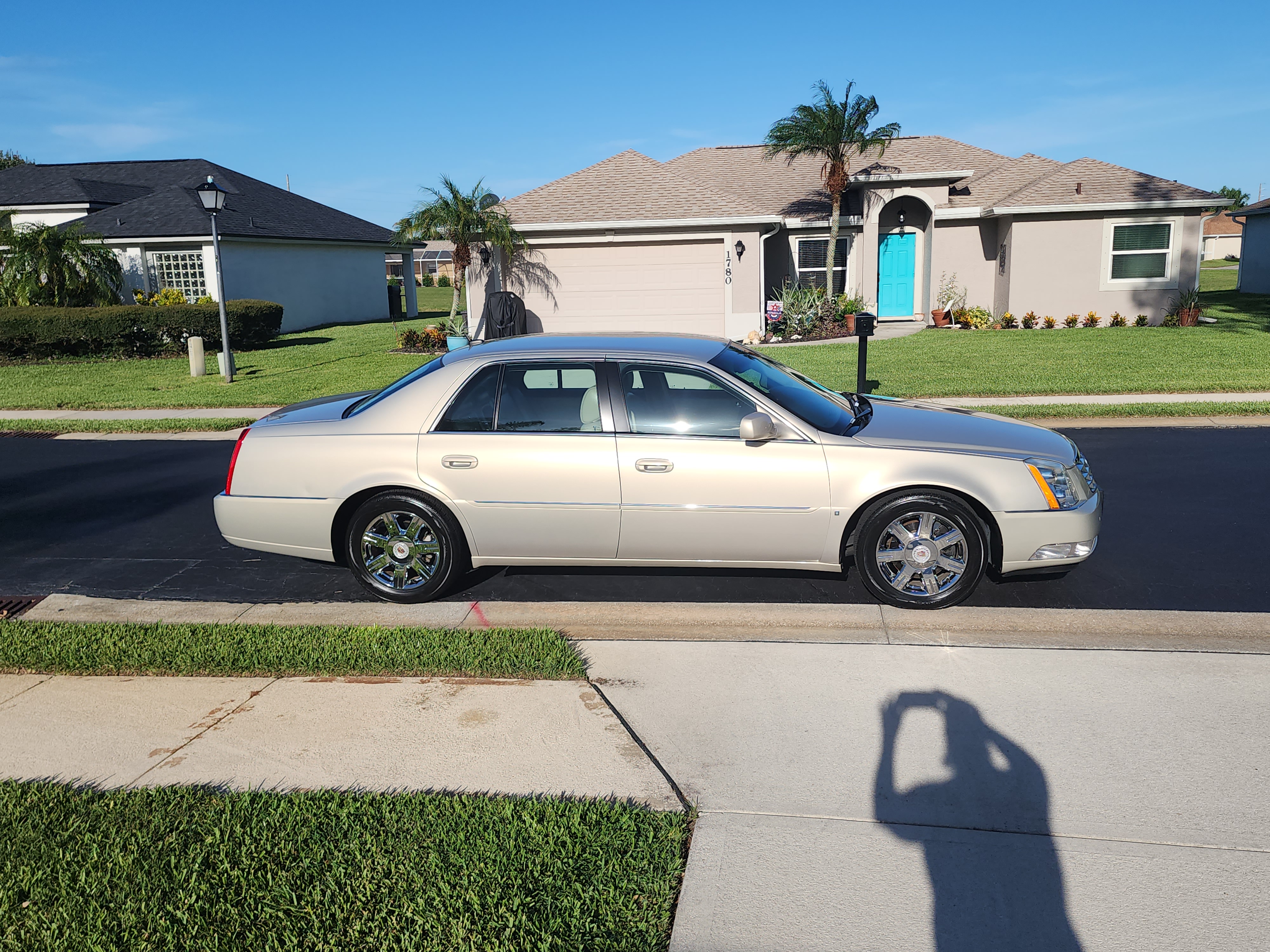 Used 2007 Cadillac DTS Luxury I w/ Trunk Convenience Package FWD image 2