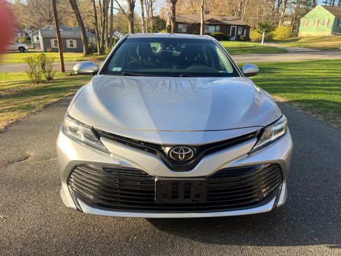 Used 2018 Toyota Camry LE image 6