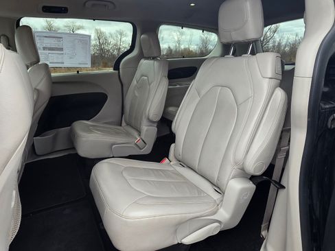 Used 2017 Chrysler Pacifica Touring-L image 10