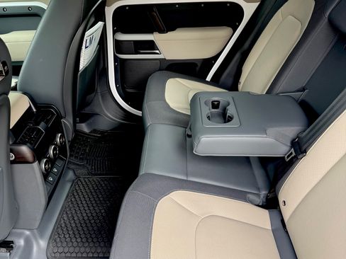 Used 2023 Land Rover Defender 110 X-Dynamic SE image 11