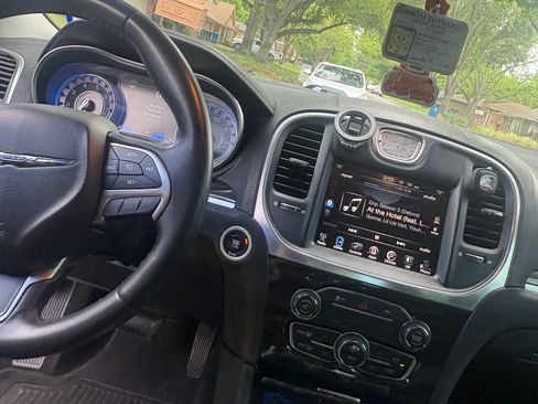 Used 2015 Chrysler 300 Limited image 12