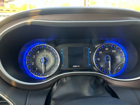 Used 2017 Chrysler Pacifica Touring-L image 12