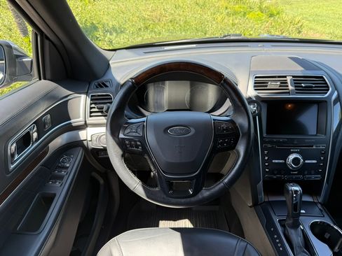 Used 2017 Ford Explorer Platinum image 13