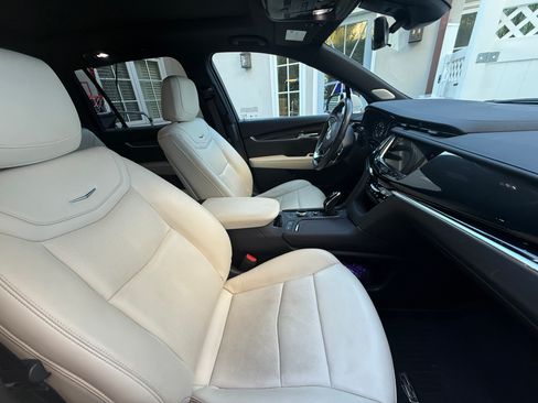 Used 2023 Cadillac XT6 Sport w/ Technology Package AWD/4WD image 19