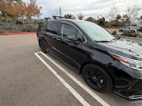 Used 2022 Toyota Sienna Platinum image 4