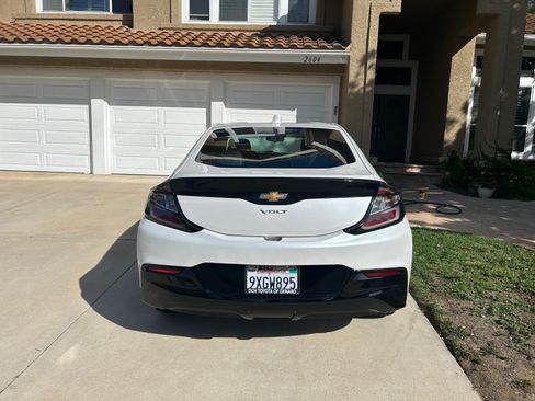 Used 2018 Chevrolet Volt LT w/ Comfort Package FWD image 8