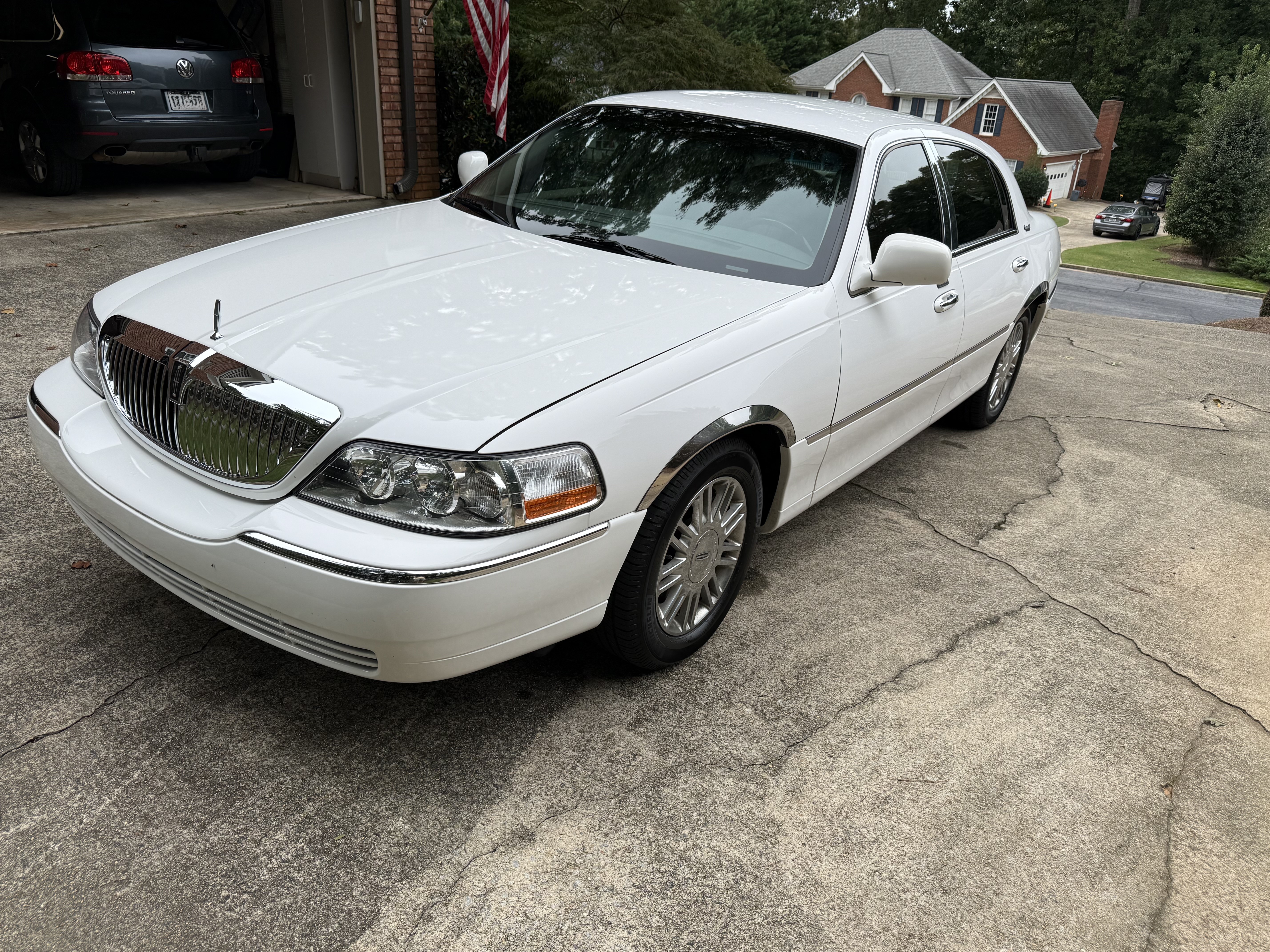 Used 2010 Lincoln Town Car Signature Limited RWD image 2