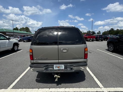 Used 2002 Chevrolet Suburban 2WD image 2