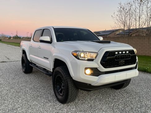 Used 2019 Toyota Tacoma TRD Sport w/ TRD Premium Sport Package RWD image 5