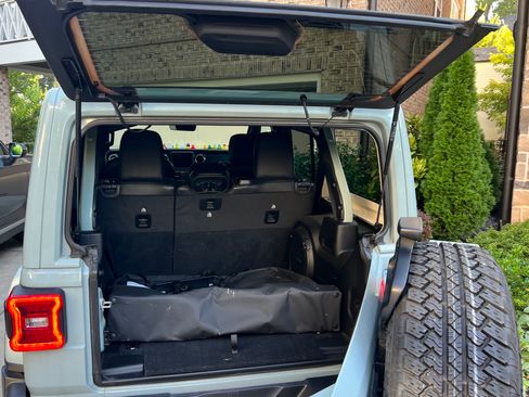 Used 2023 Jeep Wrangler Unlimited Sahara AWD/4WD image 9