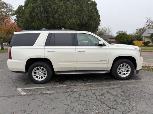Used 2015 GMC Yukon SLT w/ Open Road Package image 2