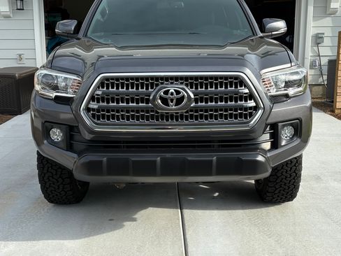 Used 2017 Toyota Tacoma TRD Off-Road w/ Premium & Technology Package AWD/4WD image 14