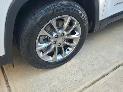 Used 2020 Jeep Cherokee Latitude Plus w/ Comfort/Convenience Group FWD image 25