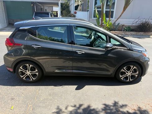 Used 2020 Chevrolet Bolt Premier w/ Infotainment Package FWD image 1