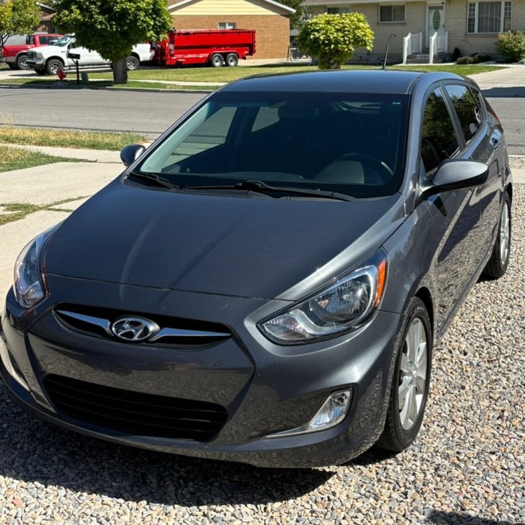 Used 2012 Hyundai Accent SE FWD image 1