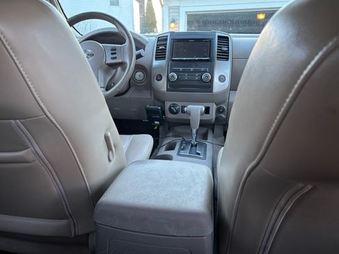 Used 2012 Nissan Frontier SL w/ Moonroof Pkg image 10