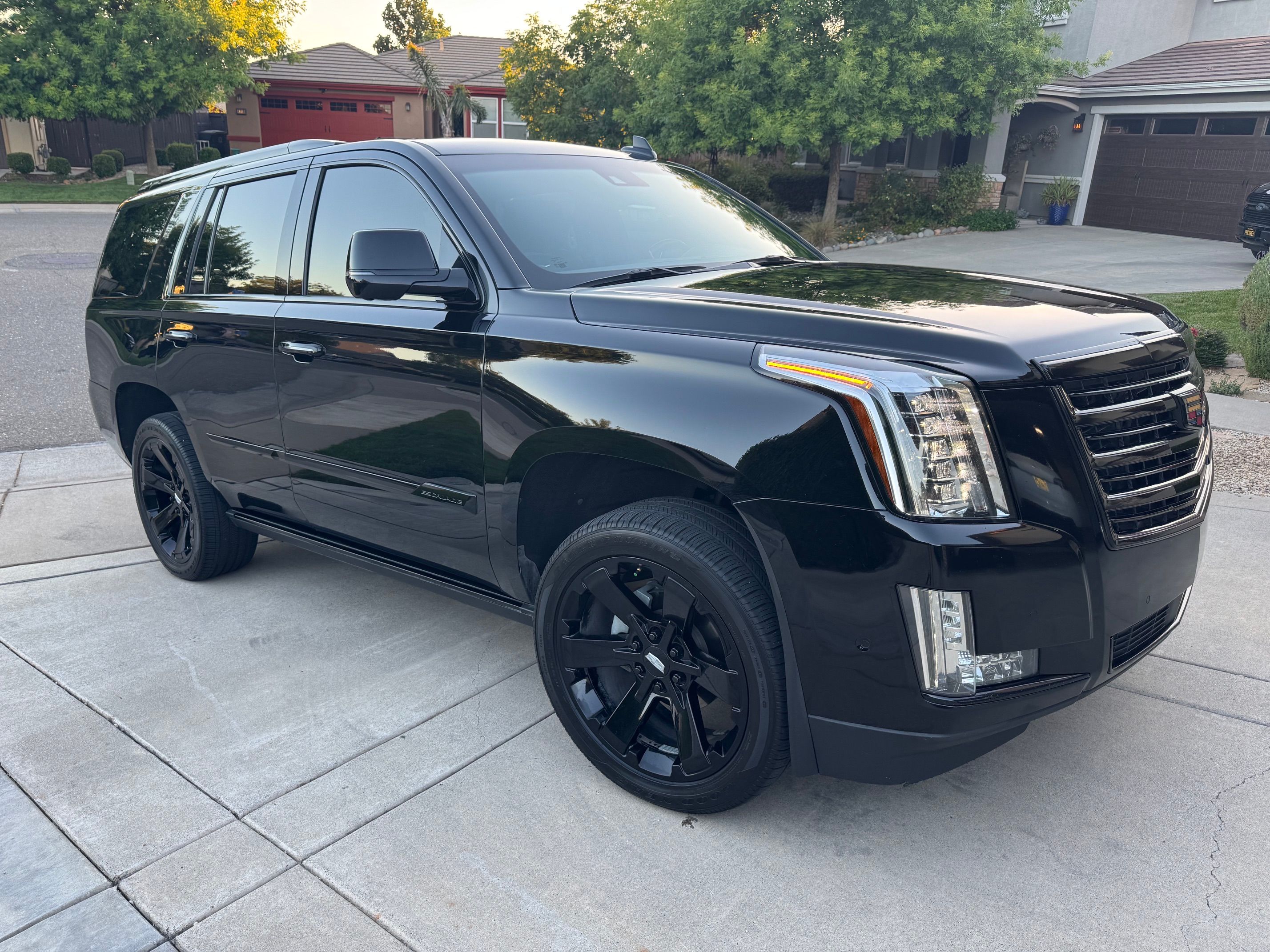 Used 2019 Cadillac Escalade Platinum AWD/4WD image 4