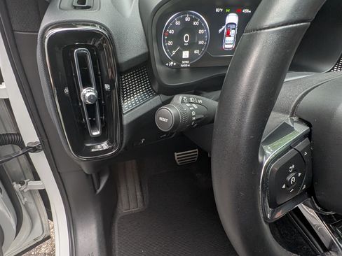 Used 2022 Volvo XC40 T5 R-Design image 13