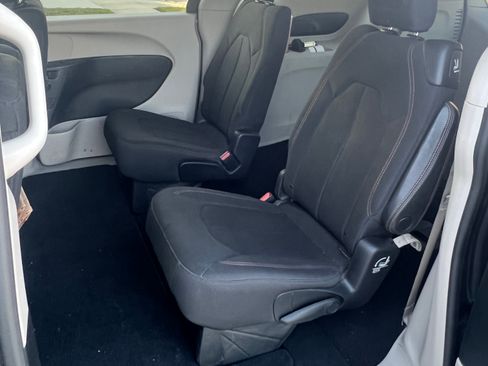 Used 2018 Chrysler Pacifica LX image 6