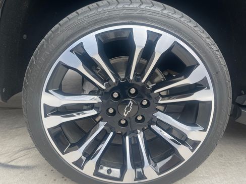 Used 2021 Chevrolet Suburban LT w/ Rear Media and Nav Package image 6