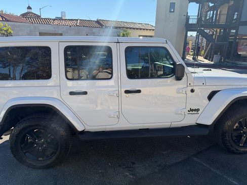 Used 2021 Jeep Wrangler Unlimited Sahara image 4