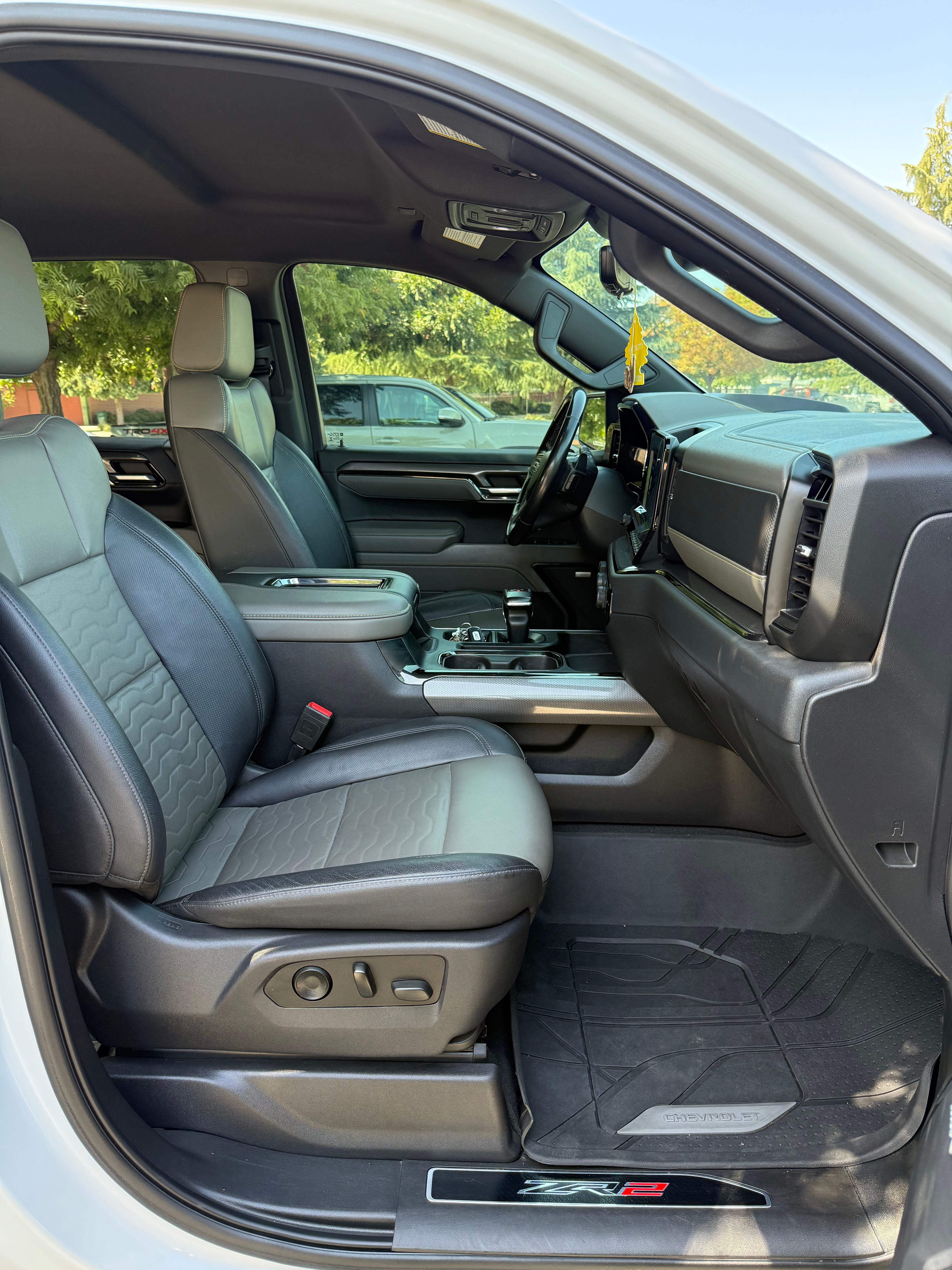 Used 2022 Chevrolet Silverado 1500 ZR2 w/ Technology Package AWD/4WD image 11