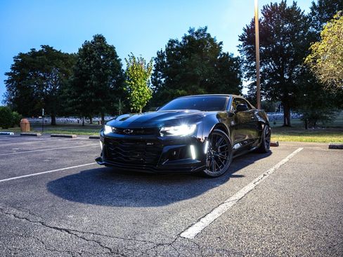 Used 2019 Chevrolet Camaro ZL1 RWD image 2