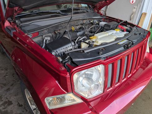 Used 2012 Jeep Liberty Sport image 2