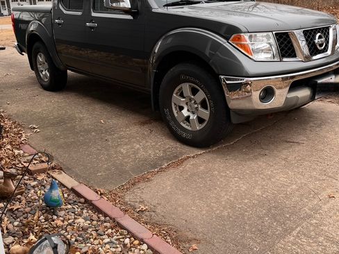 Used 2007 Nissan Frontier NISMO AWD/4WD image 5