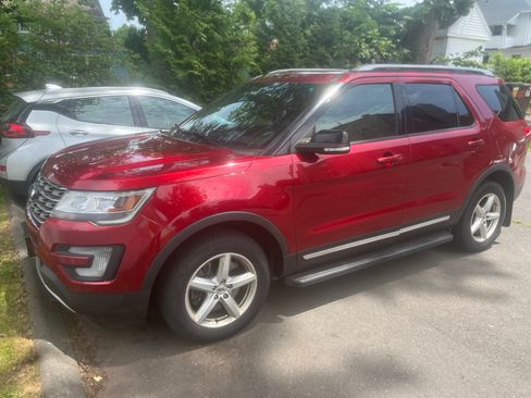 Used 2017 Ford Explorer XLT w/ Equipment Group 202A AWD/4WD image 2