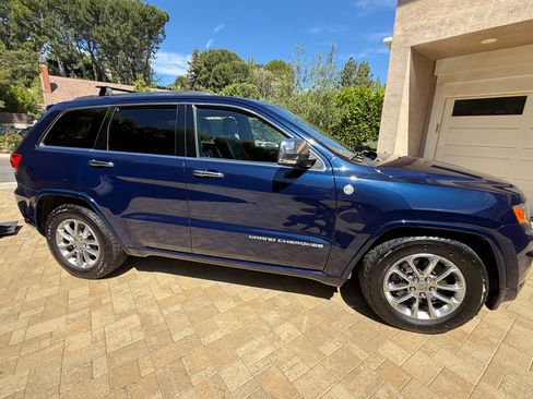 Used 2015 Jeep Grand Cherokee Overland w/ Advanced Technology Group AWD/4WD image 4