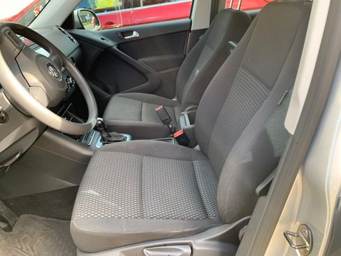 Used 2011 Volkswagen Tiguan S image 4