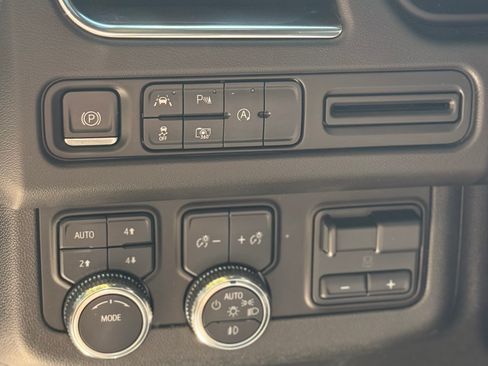 Used 2023 GMC Yukon SLT w/ SLT Premium Package image 17