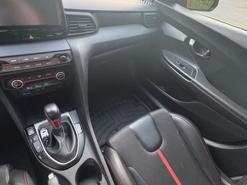 Used 2020 Hyundai Veloster Turbo image 11