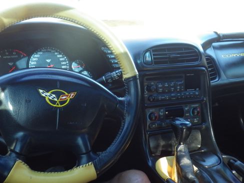 Used 2002 Chevrolet Corvette Coupe w/ Preferred Equipment Group2 image 8