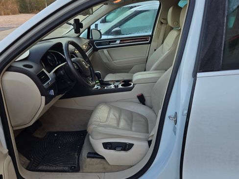 Used 2014 Volkswagen Touareg TDI image 11