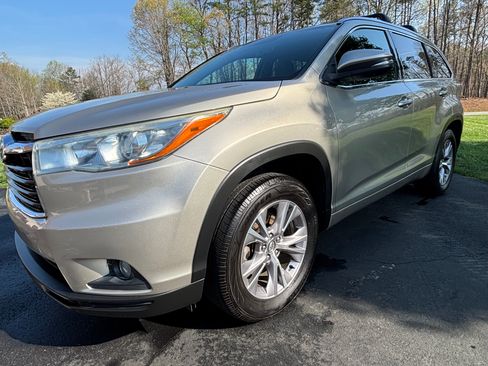 Used 2015 Toyota Highlander XLE image 2
