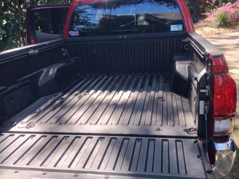 Used 2018 Toyota Tacoma SR5 image 11