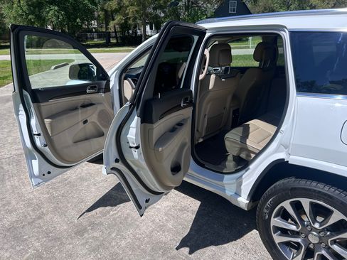 Used 2017 Jeep Grand Cherokee Overland image 10