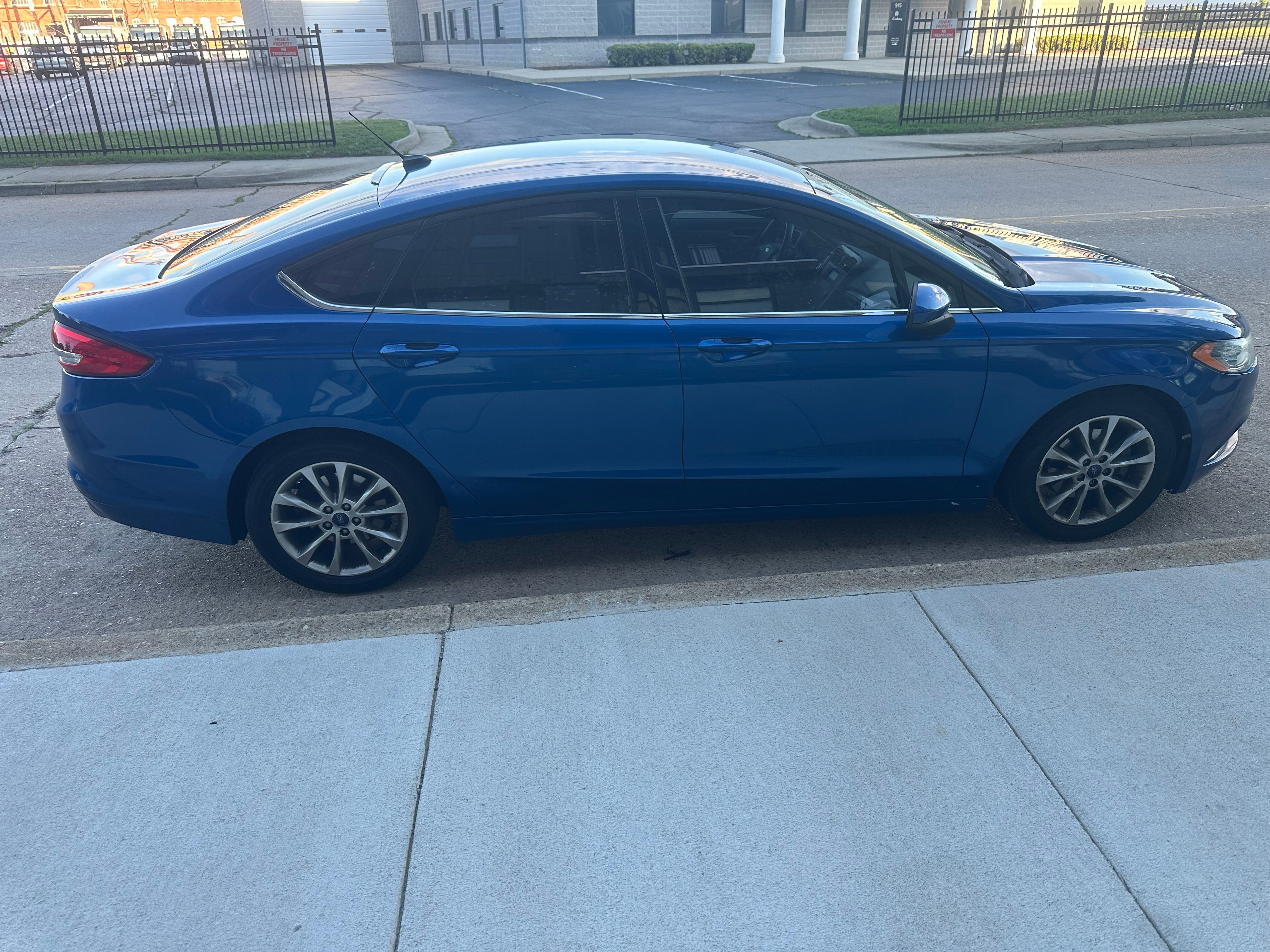 Used 2017 Ford Fusion SE FWD image 1