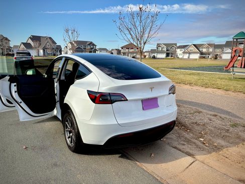 Used 2023 Tesla Model Y Long Range image 2