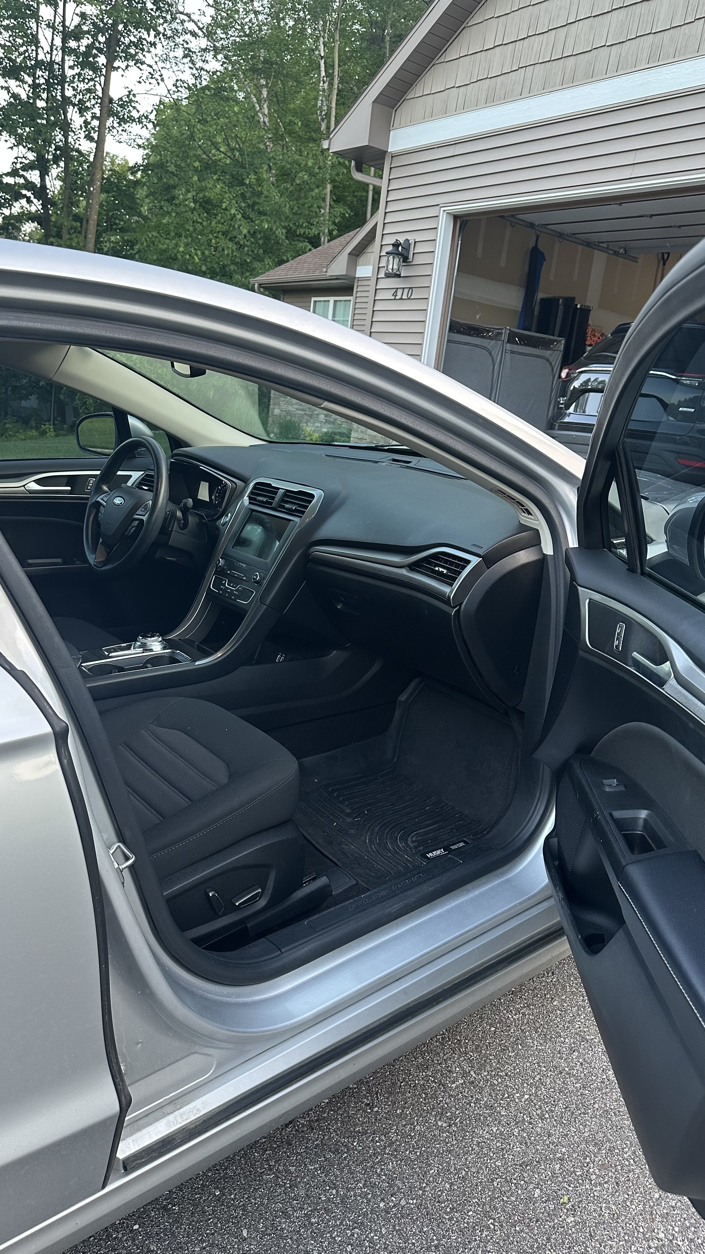 Used 2019 Ford Fusion SE FWD image 1