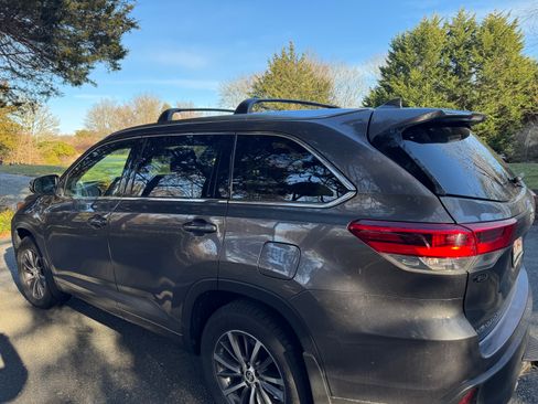 Used 2018 Toyota Highlander XLE image 2