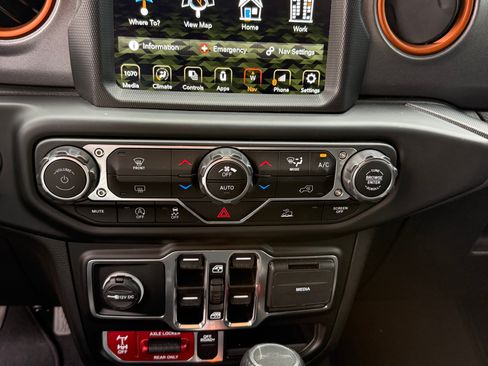 Used 2022 Jeep Gladiator Mojave w/ Trailer Tow Package AWD/4WD image 11