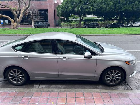 Used 2017 Ford Fusion SE w/ Fusion SE Technology Package image 1