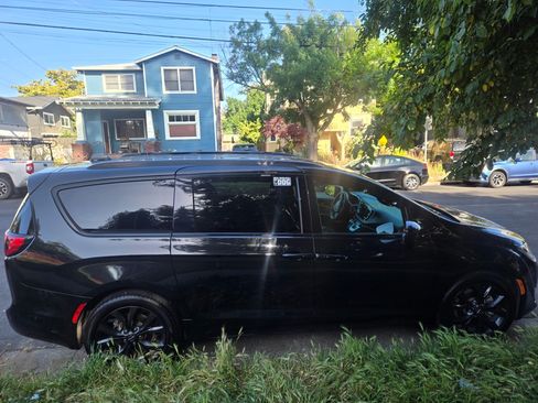 Used 2019 Chrysler Pacifica Touring-L w/ Advanced Safetytec Group image 4